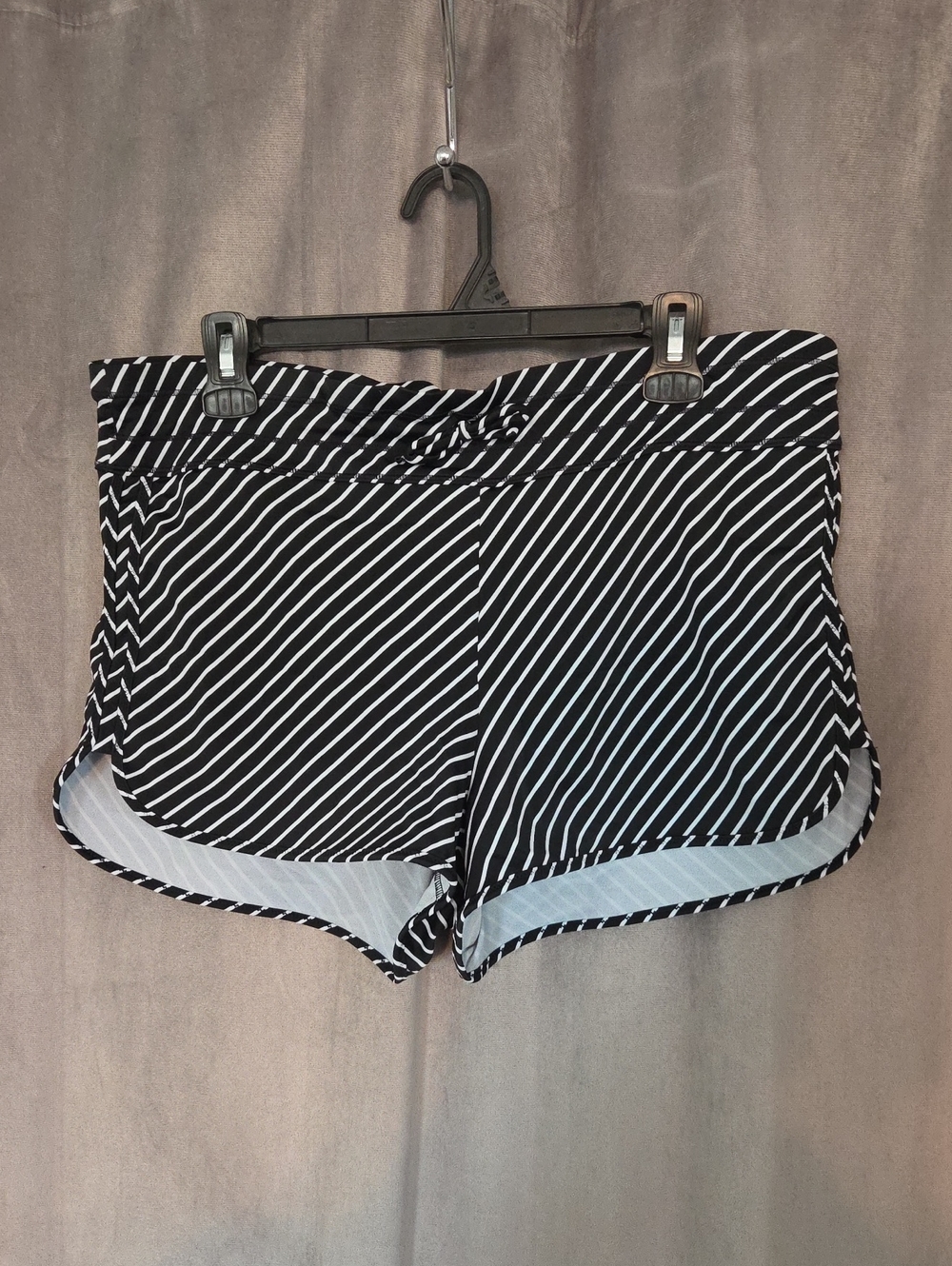 Athleta Size Large Black and White Diagonal Stripe Lined Athletic Shorts